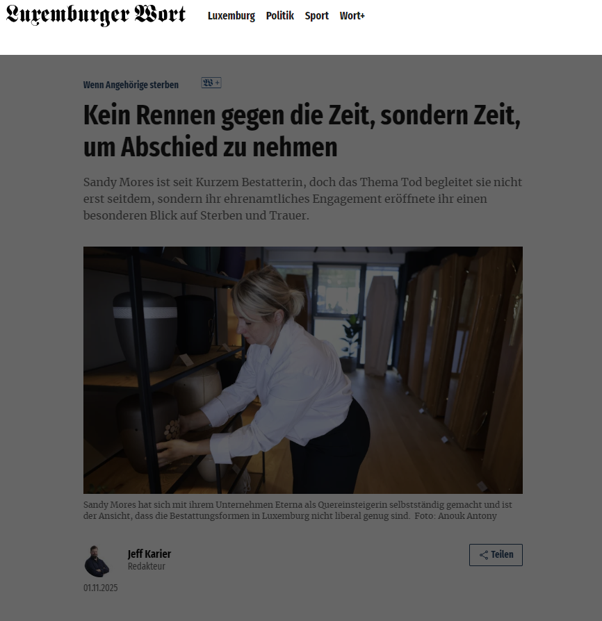 Sandy Mores, fondatrice de Maison ETERNA, présentant les urnes funéraires à Steinfort.